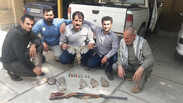 دستگیری ۲ شکارچی غیر مجاز پرنده در کوه دوره