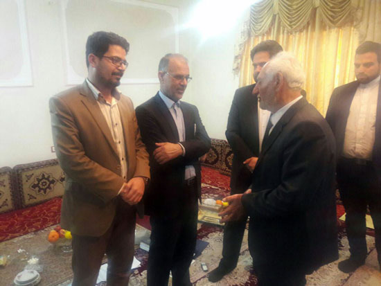 دیدار عضو شورای شهر اهواز با خانواده سه شهید فرهنگی دیدار عضو شورای شهر اهواز با خانواده سه شهید فرهنگی