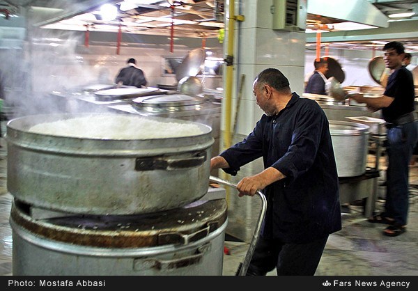 گزارش تصویری/ طبخ افطار در آشپزخانه رضوی