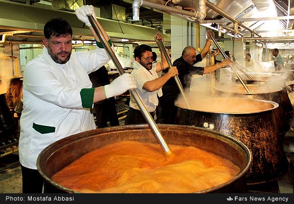 گزارش تصویری/ طبخ افطار در آشپزخانه رضوی