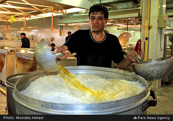 گزارش تصویری/ طبخ افطار در آشپزخانه رضوی