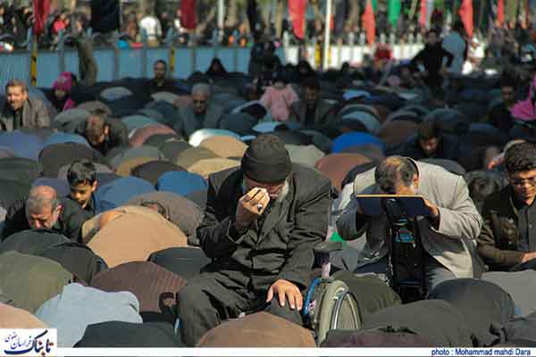 اقامه نماز جماعت ظهر عاشورا در خیابان‌های حریم حرم رضوی