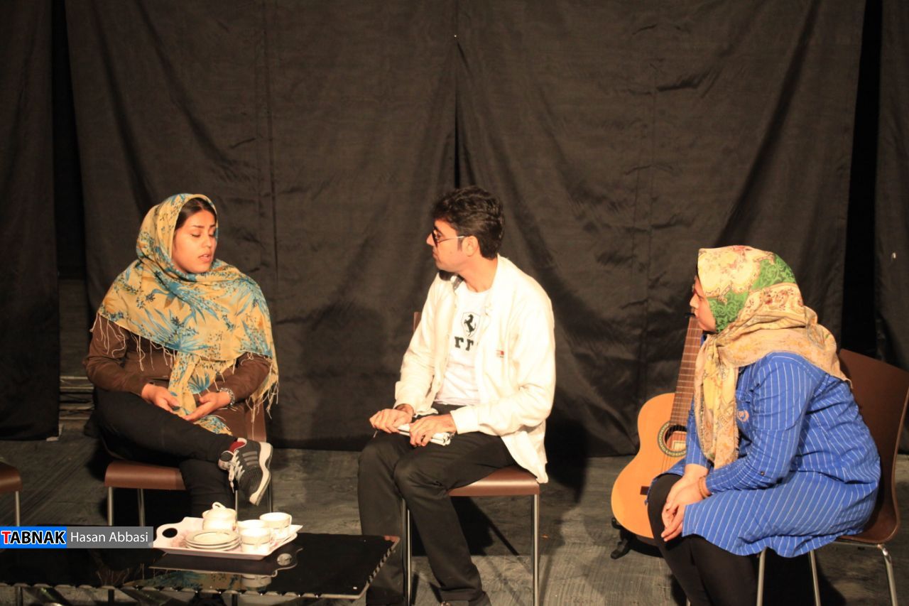 گزارش تصویری از نمایش تئاتر «امواج خروشان یک رادیو» گزارش تصویری از نمایش تئاتر «امواج خروشان یک رادیو»