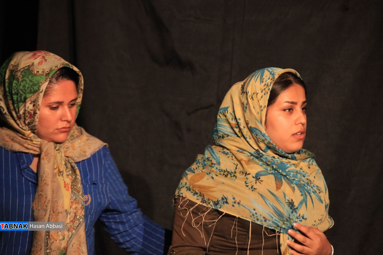 گزارش تصویری از نمایش تئاتر «امواج خروشان یک رادیو» گزارش تصویری از نمایش تئاتر «امواج خروشان یک رادیو»