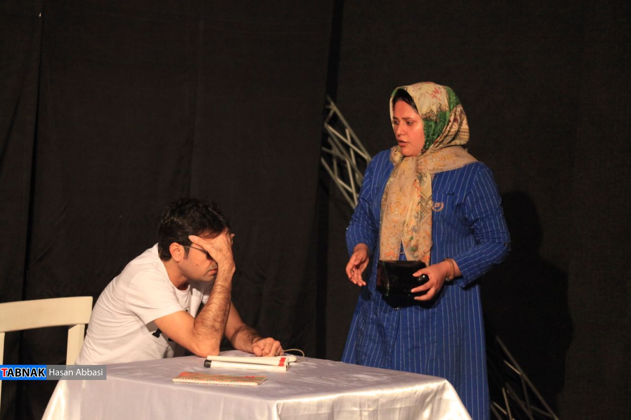 گزارش تصویری از نمایش تئاتر «امواج خروشان یک رادیو» گزارش تصویری از نمایش تئاتر «امواج خروشان یک رادیو»