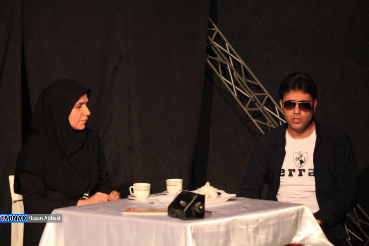 گزارش تصویری از نمایش تئاتر «امواج خروشان یک رادیو» گزارش تصویری از نمایش تئاتر «امواج خروشان یک رادیو»