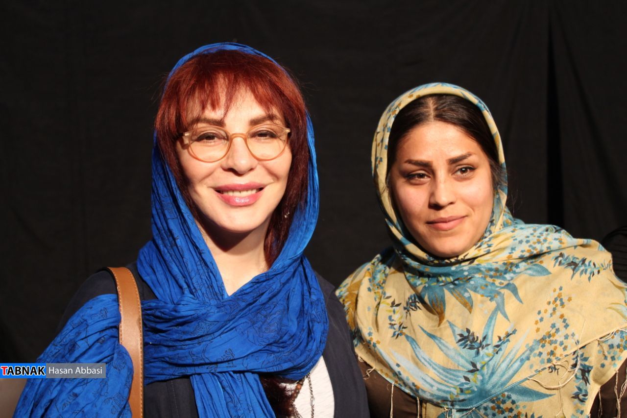 گزارش تصویری از نمایش تئاتر «امواج خروشان یک رادیو» گزارش تصویری از نمایش تئاتر «امواج خروشان یک رادیو»