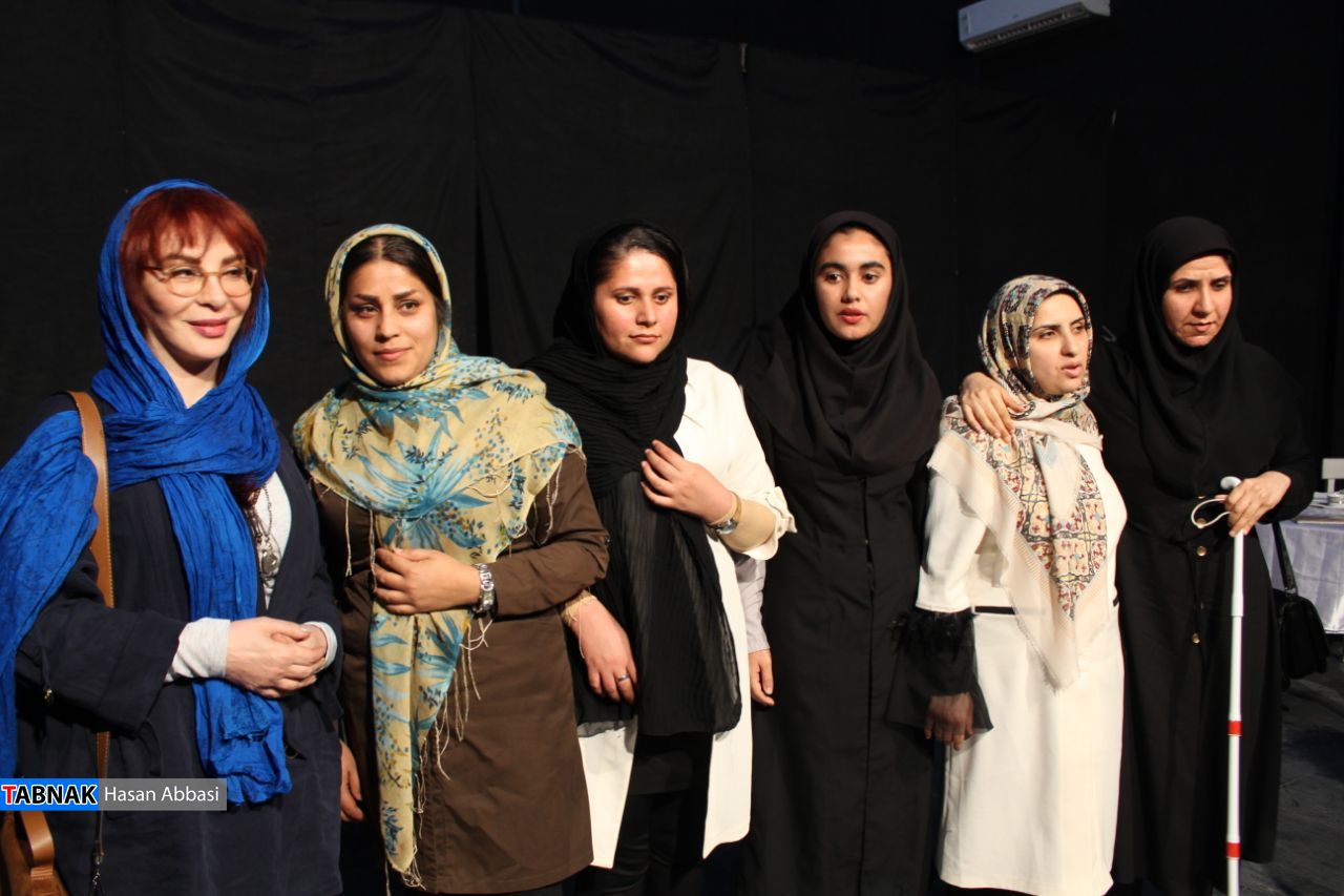 گزارش تصویری از نمایش تئاتر «امواج خروشان یک رادیو» گزارش تصویری از نمایش تئاتر «امواج خروشان یک رادیو»