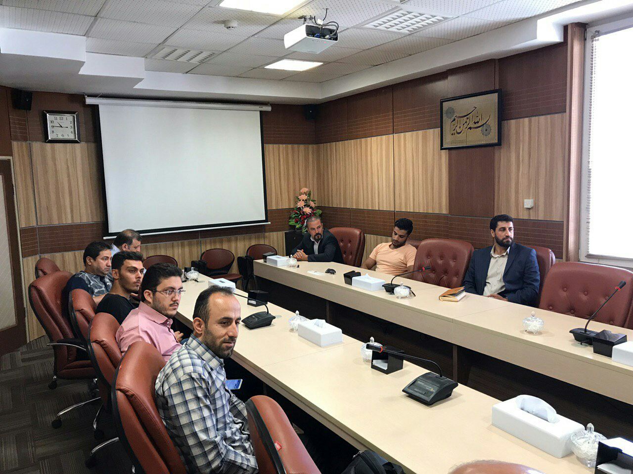جلسه مشترک اداره کل ورزش و جوانان با مدیران استخرها و هیئتهای شنا و نجات غریق
