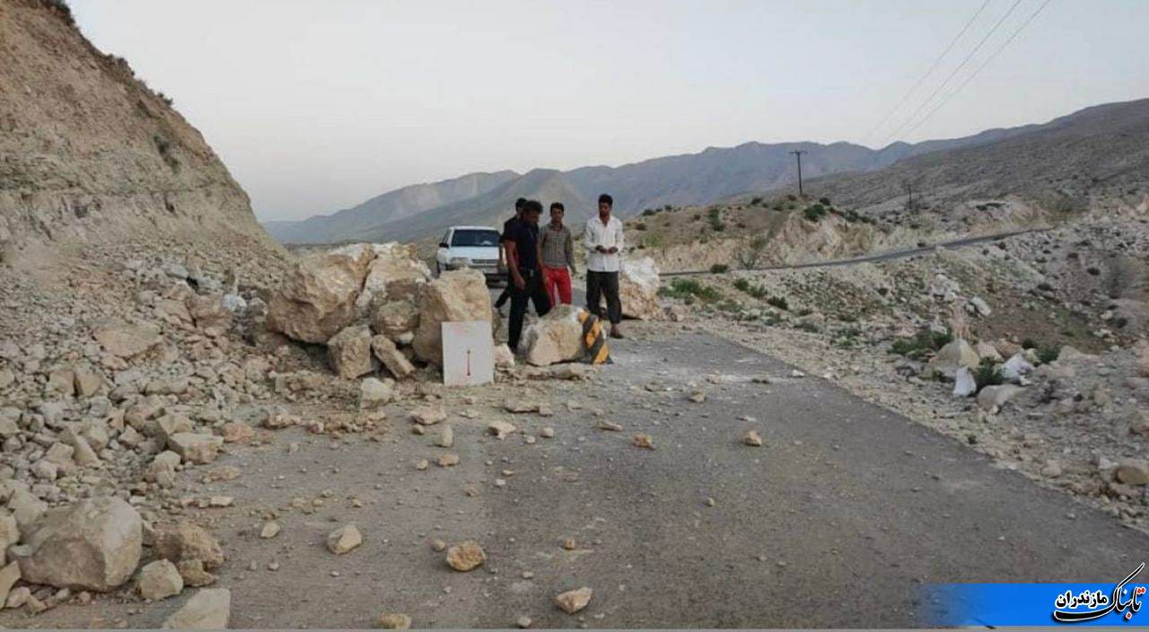 با ریزش کوه جاده چالوس همچنان بسته است