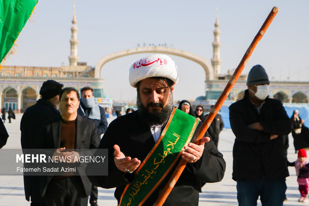 عکس / آیین جاروکشی خادمان مسجد جمکران
