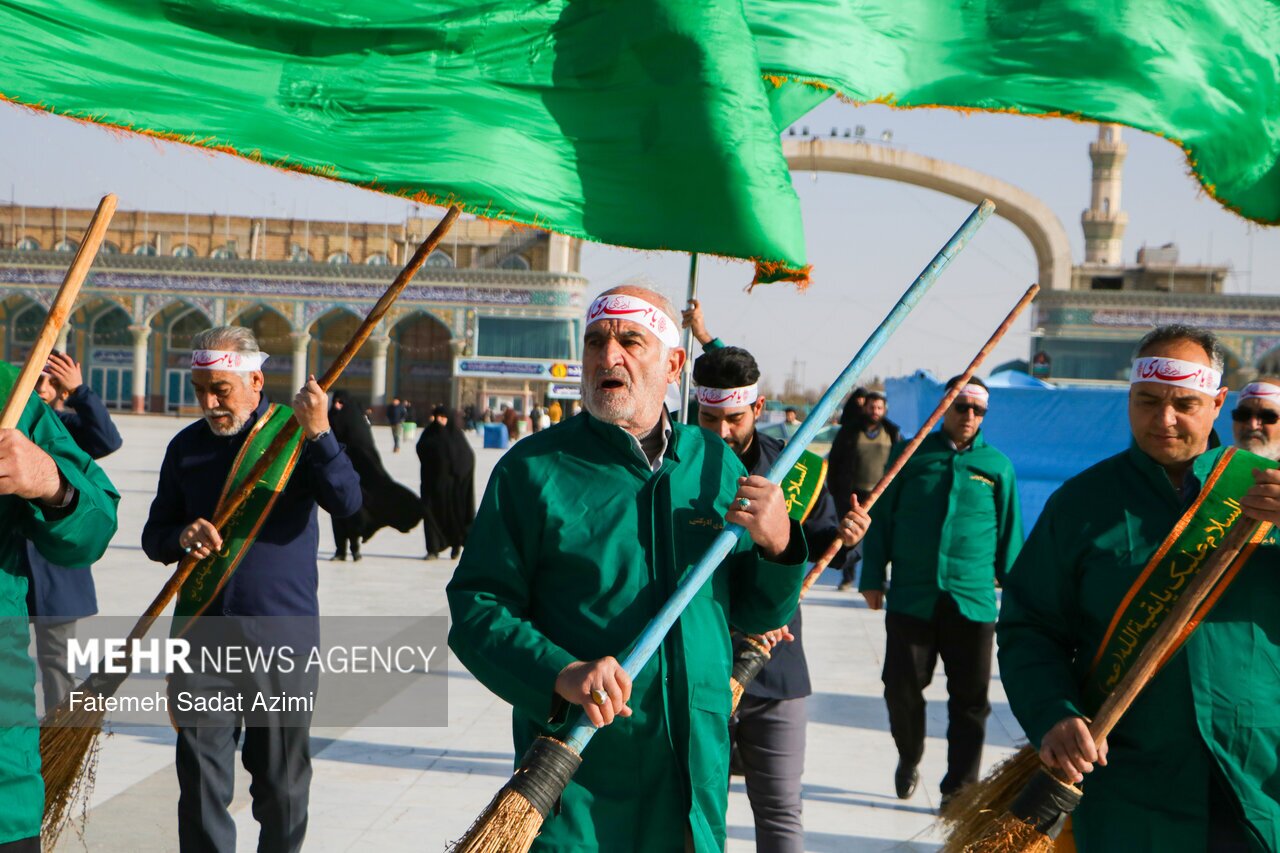 عکس / آیین جاروکشی خادمان مسجد جمکران