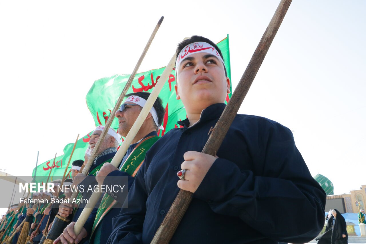 عکس / آیین جاروکشی خادمان مسجد جمکران