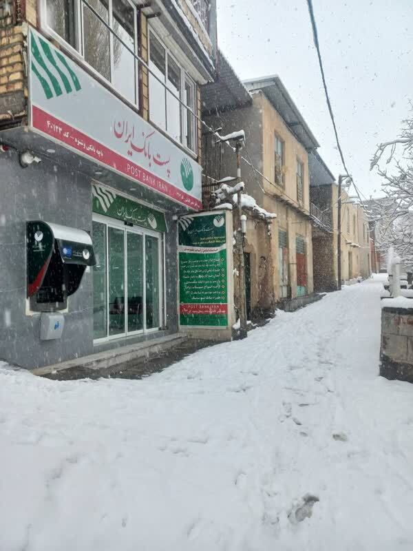 بارش اولین برف پاییزی در روستای وشنوه قم + تصاویر