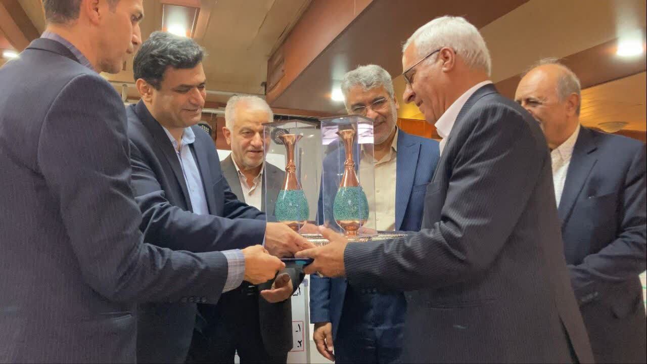 تقدیر از بنیانگذاران کرمانی خیریه امام موسی کاظم (ع) در اصفهان تقدیر از بنیانگذاران کرمانی خیریه امام موسی کاظم (ع) در اصفهان