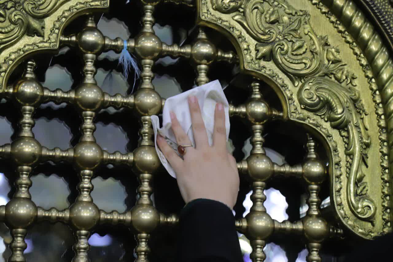 آیین غبارروبی حرم حضرت معصومه(س) به مناسبت «روز خبرنگار» + عکس